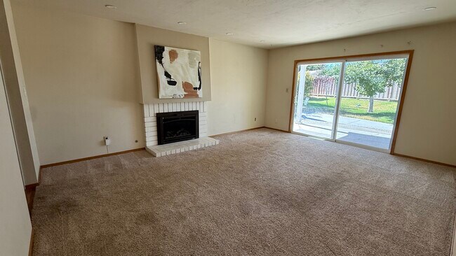 Building Photo - 672 Swallow Dr