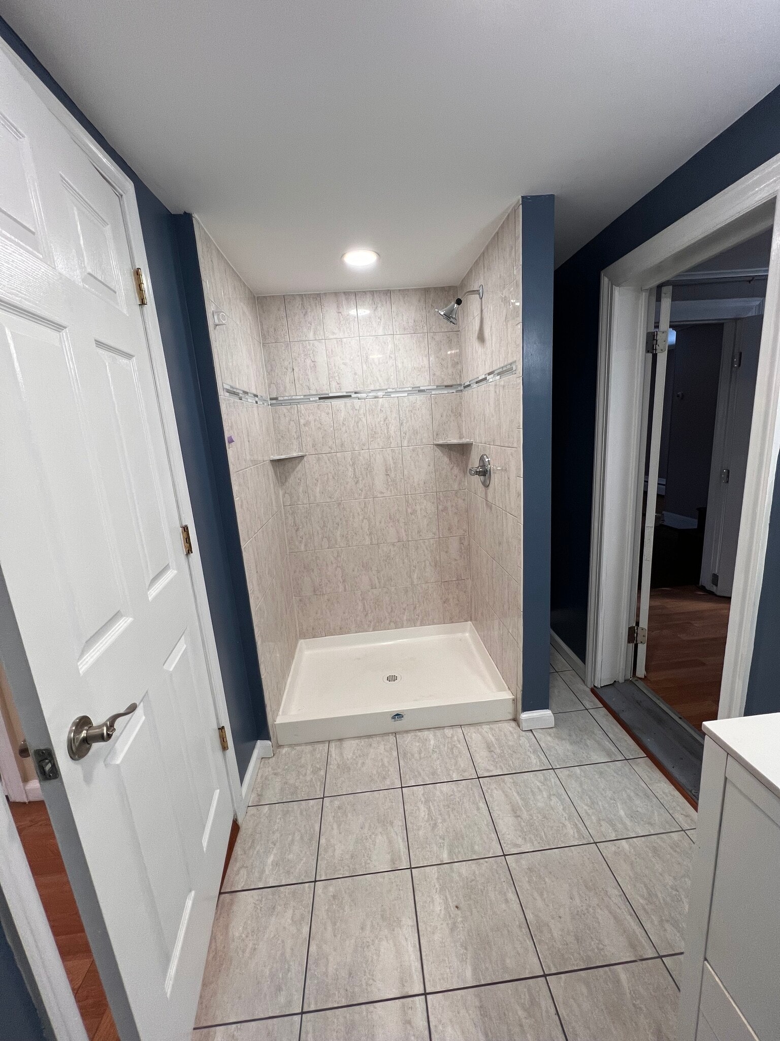 Main floor shower - 4855 Sandy Point Rd