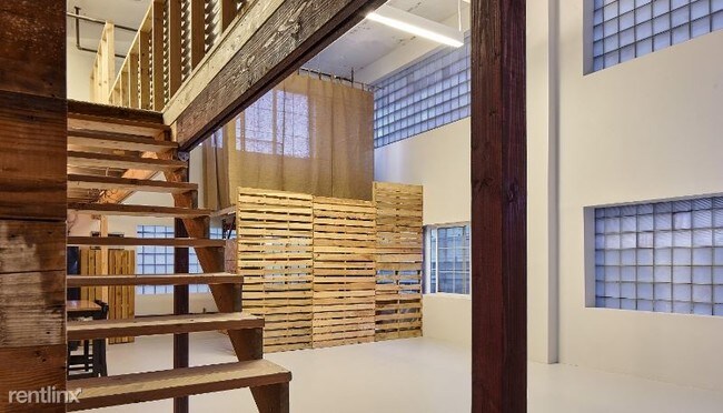 Building Photo - 3150 Airport Way S