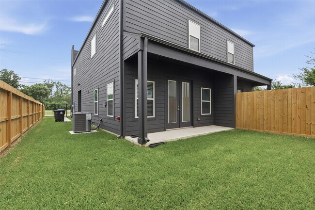 Building Photo - 727 S Victory Dr