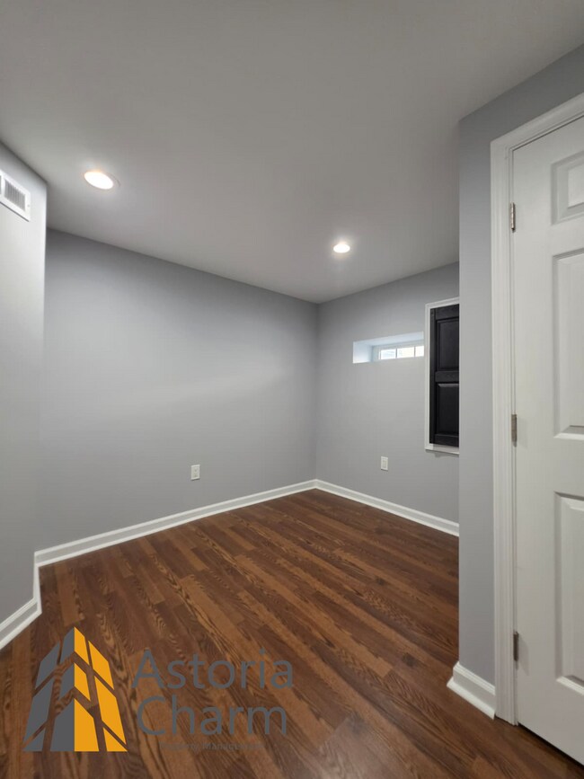 Building Photo - Renovated 2 Bedroom + Den, 3 Bath Home with Ensuites, Finished Basement and Stainless Appliances