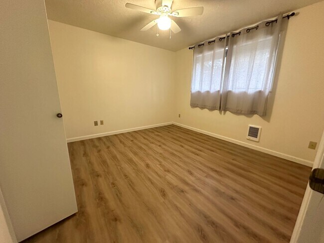 Building Photo - 2 Bedroom Duplex Off Oleson Road!