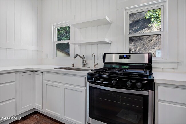 Building Photo - 641 W La Loma Ave