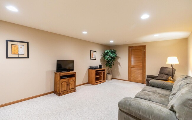 Building Photo - 878 Sky Ridge Dr