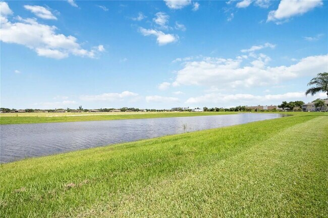 Building Photo - Immaculate Turn Key Furnished 2-Bed Condo ...