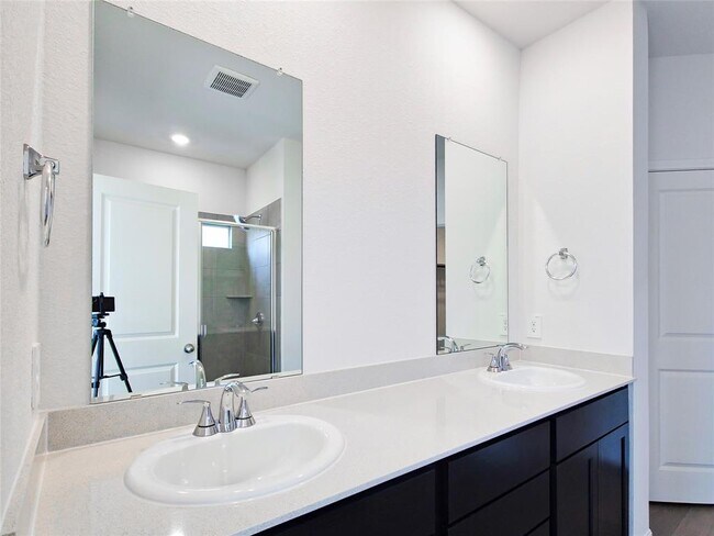 Building Photo - 136 Holmby Dr