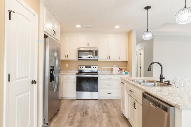 Building Photo - $500 Move-in Discount! Modern 4-Bedroom Ho...