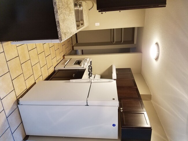 Building Photo - Remodeled 2 Bedroom