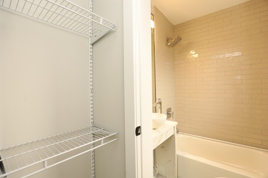 Building Photo - 525 W Belmont Ave
