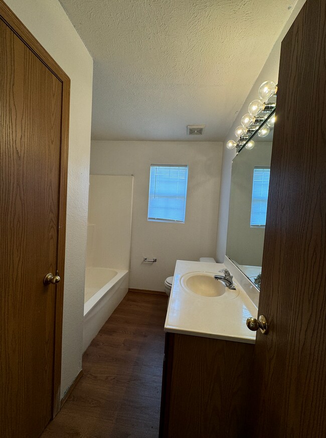 Building Photo - 128 W Terrace Ct