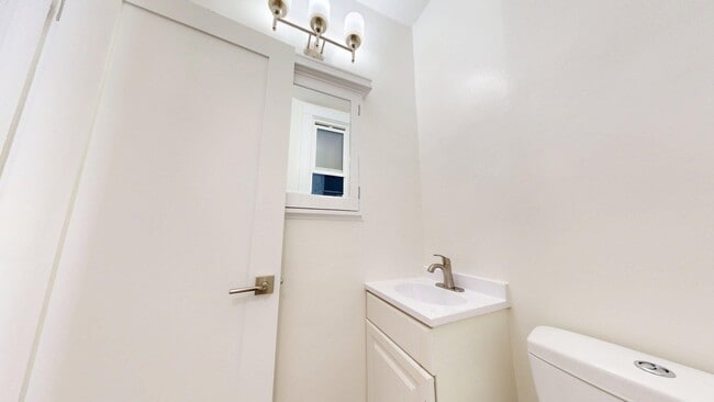 Building Photo - 1060 Bush St