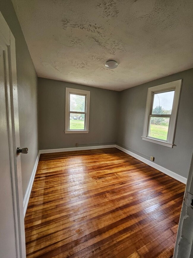 Building Photo - Large 3 bed house with basement