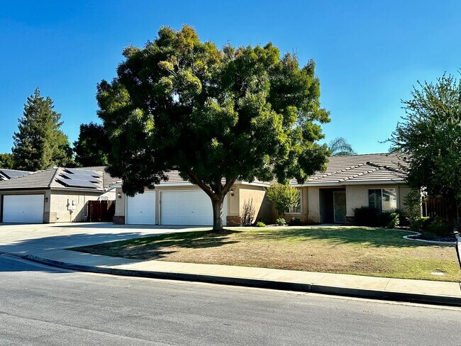 Building Photo - Northwest Dream Home!!!! 3+2 Granite Counters, Hardwood Floors, 3 Car Garage, RV Parking, and New...