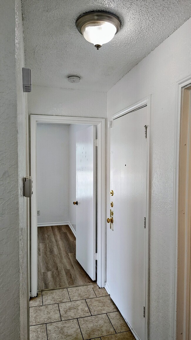 Building Photo - 3905 Pickwick Ln