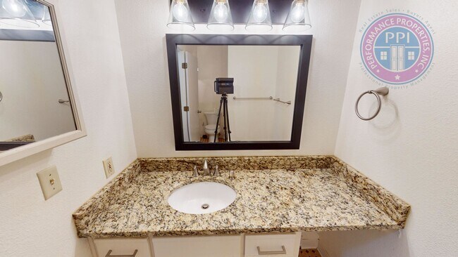 Building Photo - West Linn - Linnwood Heights, Stylish Cond...