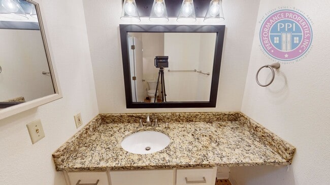 Building Photo - West Linn - Linnwood Heights, Stylish Condo, Gym, Pool & Hot Tub / Cable, W,S,G Included In The Rent