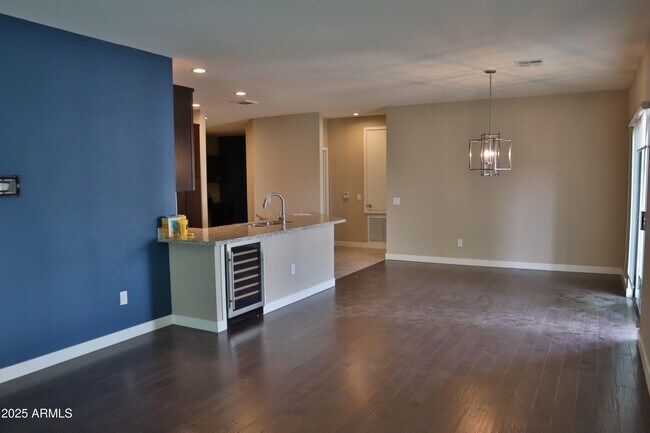 Building Photo - 2511 W Queen Creek Rd