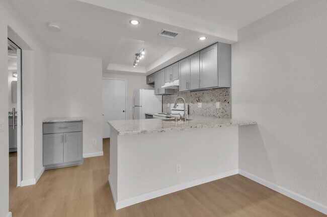 Building Photo - **Completely Remodeled ** 1BR/1BA w/ Private Patio + Garage in Sacramento **