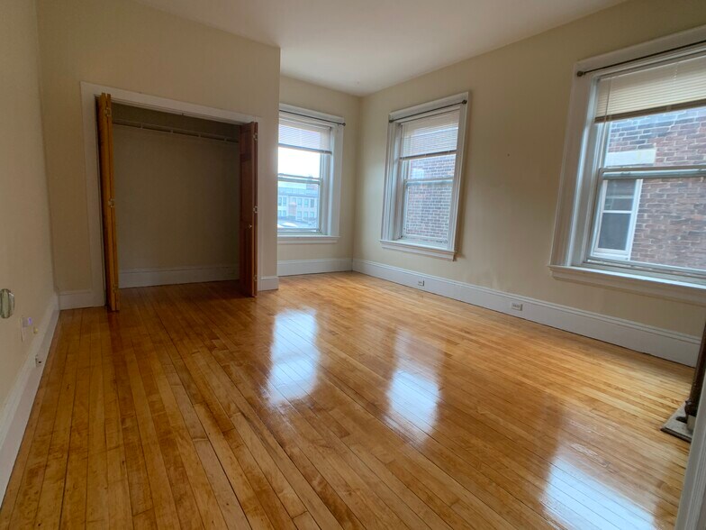 Building Photo - 456 Park Dr