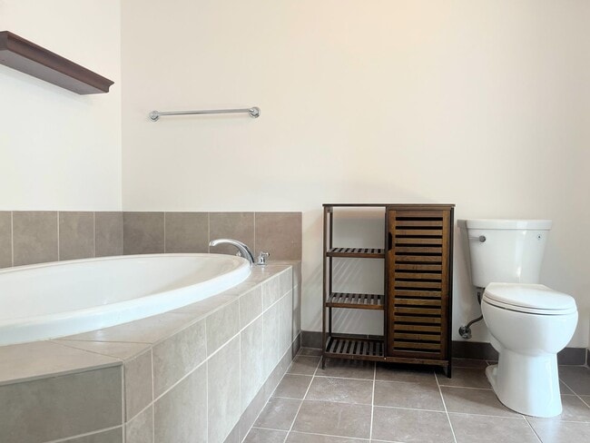 Building Photo - Beautiful 2 Bed/2 Bath Condo for Rent in D...