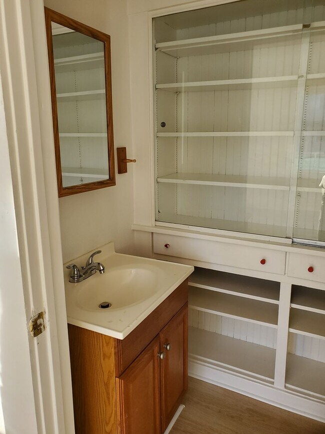 Building Photo - Downtown Charmer