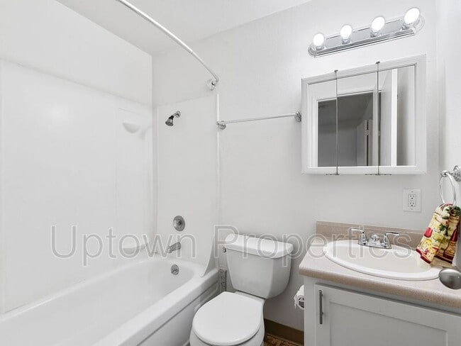 Building Photo - 6830 N Richmond Ave