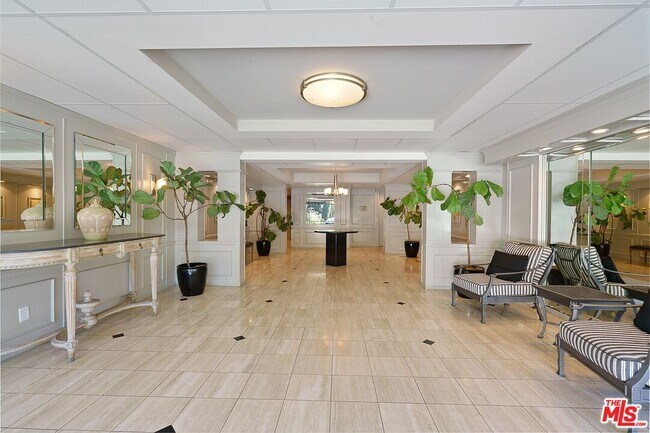 Building Photo - 906 N Doheny Dr