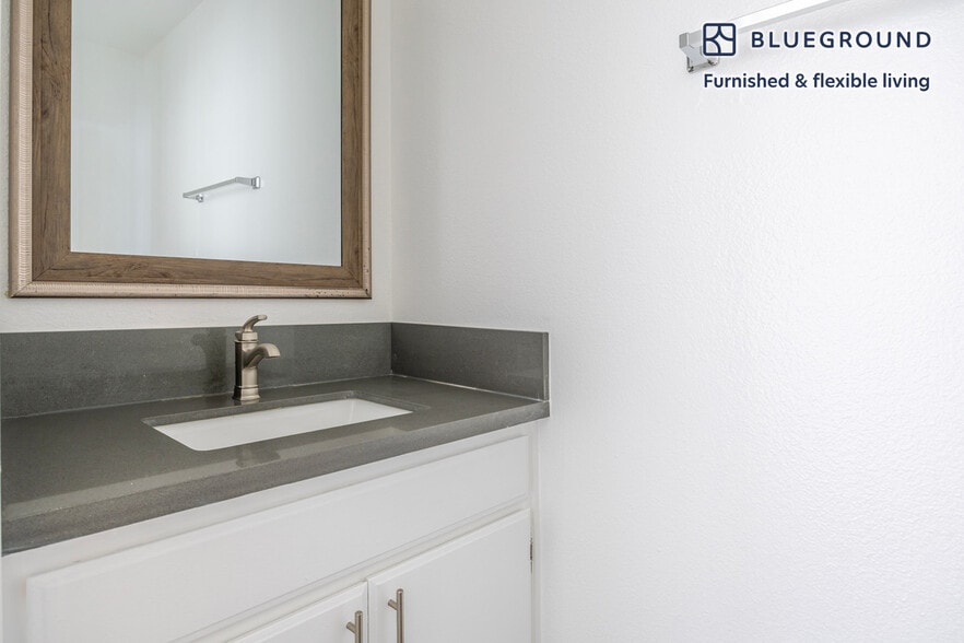 Building Photo - 747 Gayley Ave