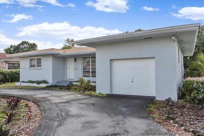 Building Photo - 1060 NE 166th St