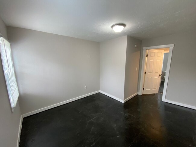 Building Photo - Cozy 3 bedroom in East York