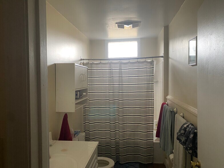 Bathroom 1 - 2235 Victor St