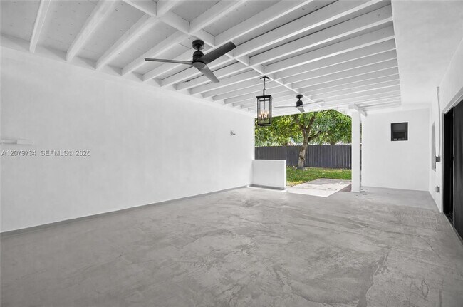 Building Photo - 1011 NW 30th Ct