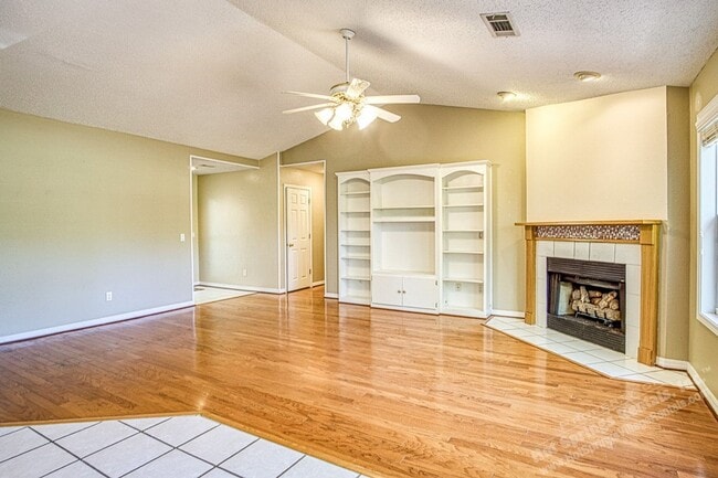 Building Photo - East Gate Area | Home | Unfurnished