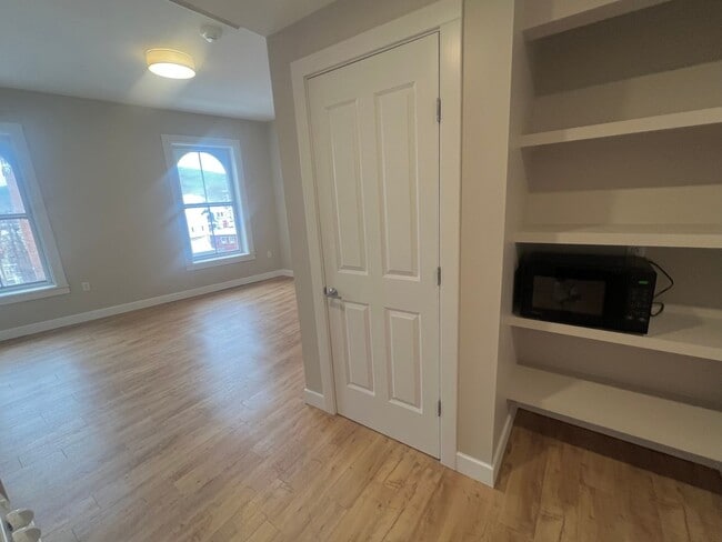 Building Photo - Putnam Winslow– $1,350 – 1 Bathroom Studio, 300 SQ.FT. – UTILITIES INCLUDED, Available 7/15/26