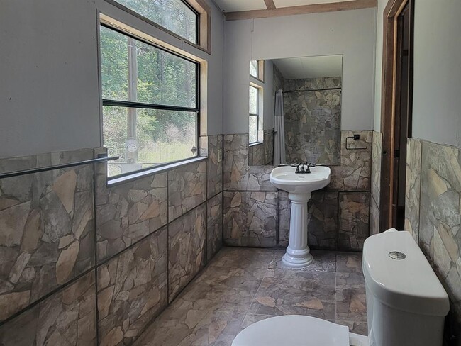 Building Photo - 124 Mockingbird Ln