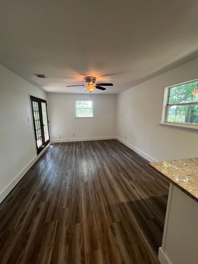 Building Photo - Cool home in East Austin - Don't Miss this...
