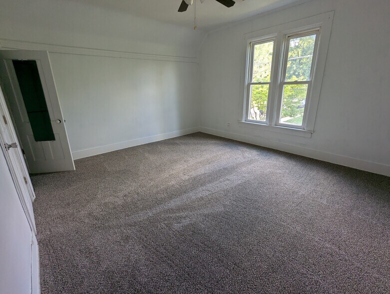 bedroom - 18 Madison St