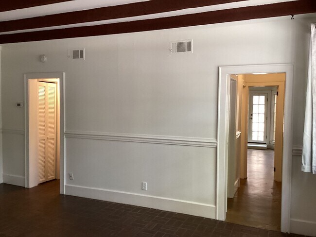 Building Photo - 431 Barnard St