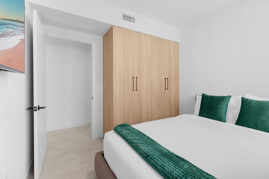 Building Photo - 501 NE 1st Ave