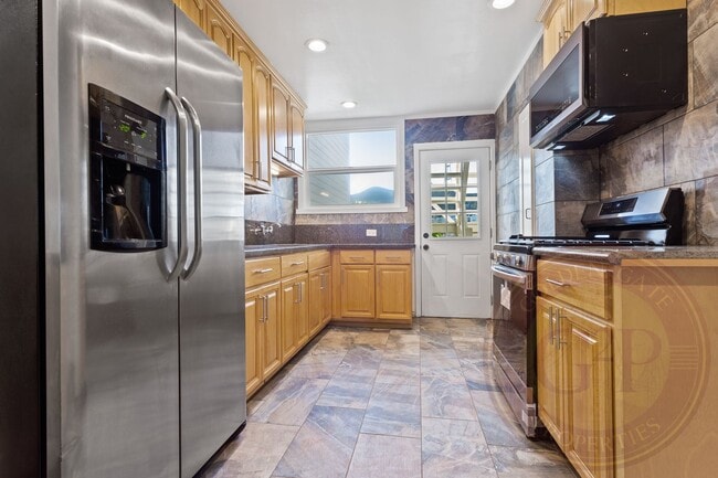 Building Photo - Collingwood Street - 450-452