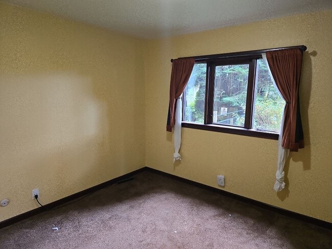 Building Photo - Pet Friendly! Redwood views! 3-bedroom hom...