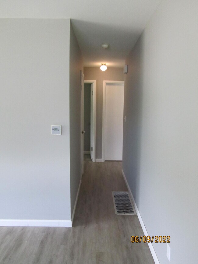 Building Photo - 5289 Eisenhower Rd