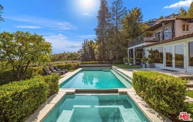 Building Photo - 1514 Sunset Plaza Dr