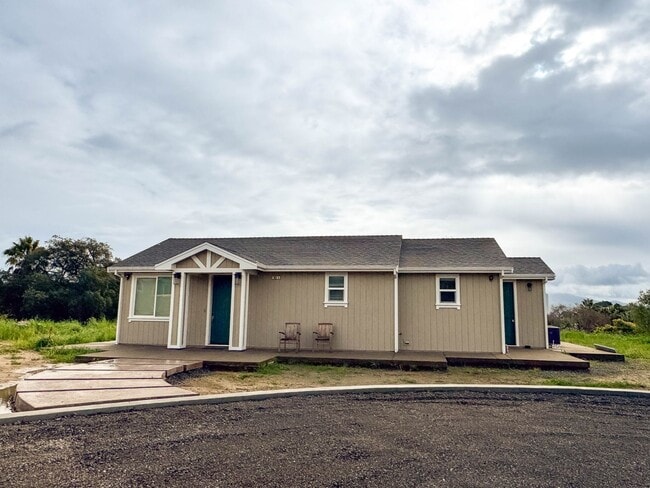 Building Photo - Charming 2 Bed/2 Bath Home