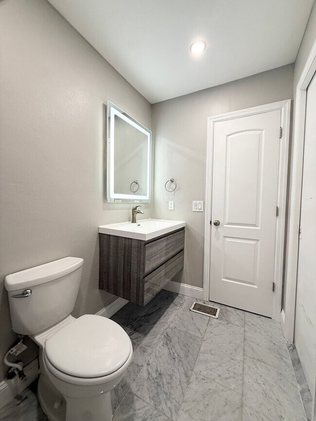 Building Photo - 621 Landings Pl