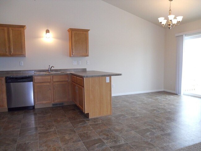 Building Photo - 3 Bed 3 Bath Twin Home