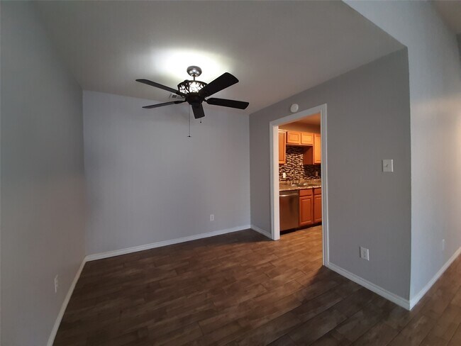 Building Photo - 9707 Richmond Ave.