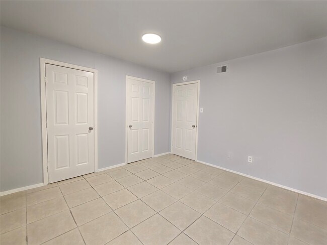 Building Photo - 8034 Antoine Dr