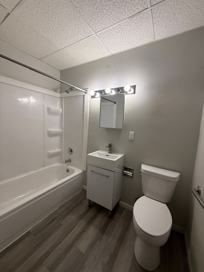 Interior Photo - 2447 E Walnut Street