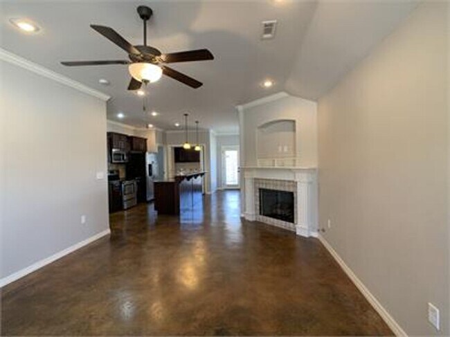 Building Photo - Fabulously Cozy Home